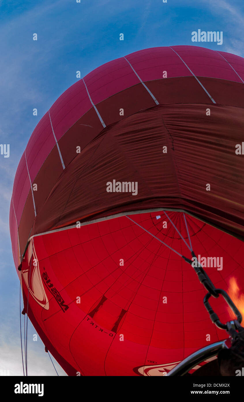 KitKat Hot Air Ballon Blick vom Korb nach oben in den Umschlag mit Brenner Stockfoto