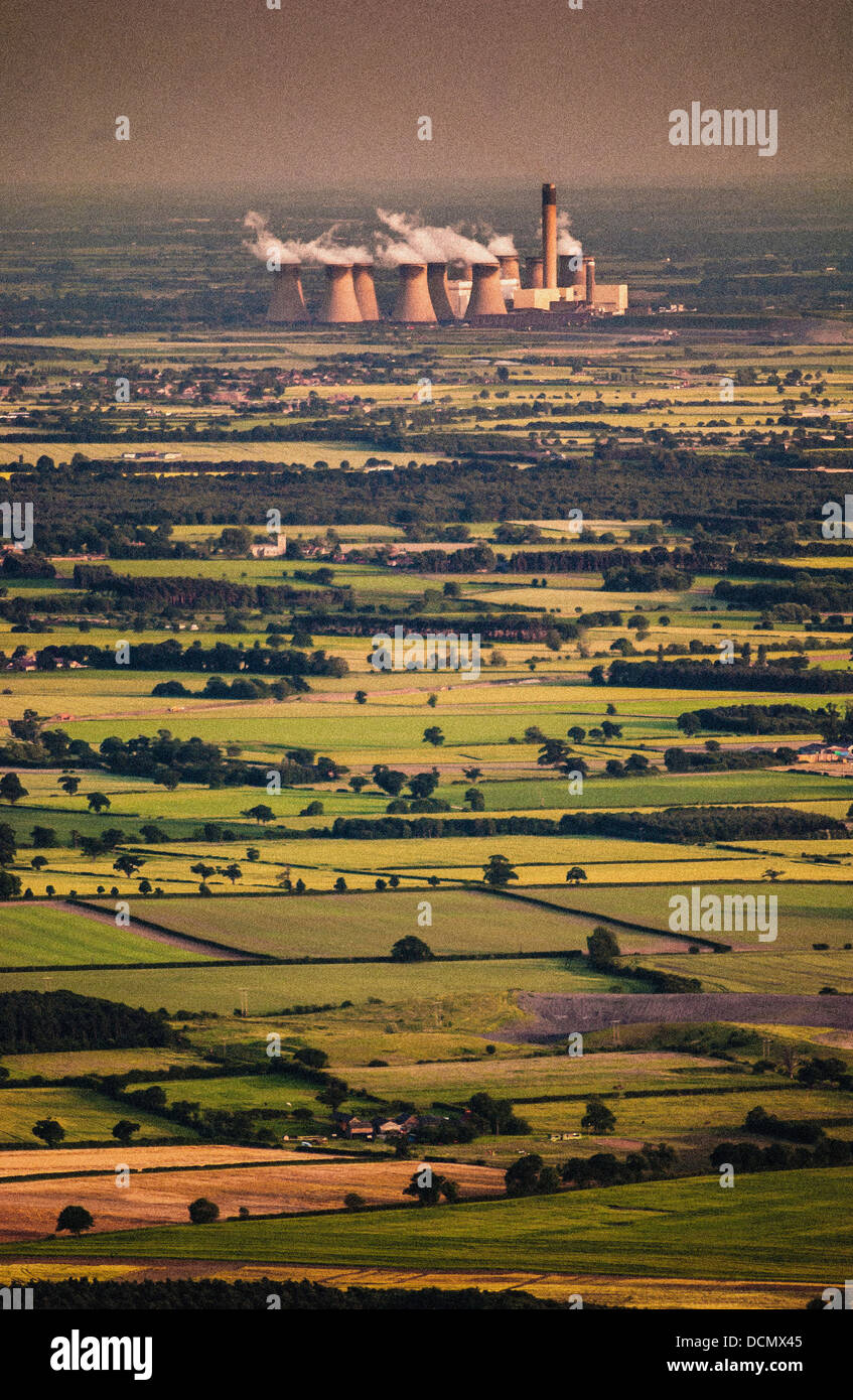 Grobkörnige Luftaufnahme der Kühltürme des Drax-Kraftwerks und der umliegenden Landschaft von Yorkshire. Stockfoto