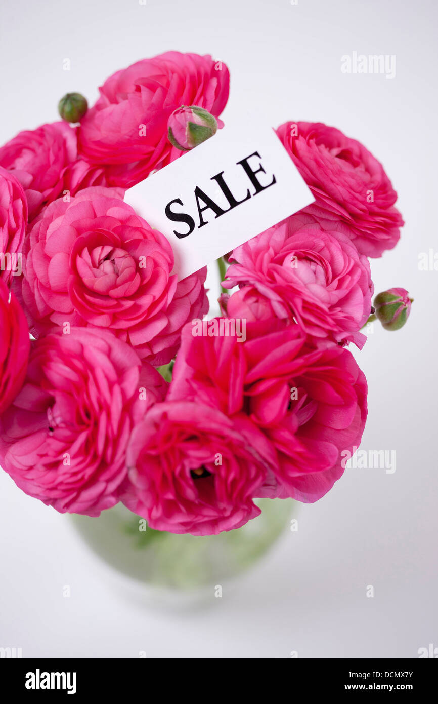 ein Memo sagen Verkauf unter Blumen Stockfoto