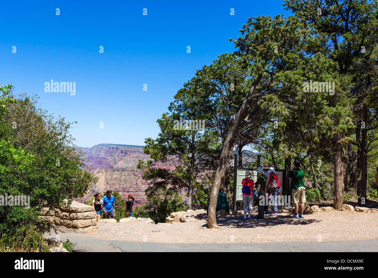 Touristen auf den Aussichtspunkt am Grandview Point, South Rim, Grand Canyon National Park, Arizona, USA Stockfoto