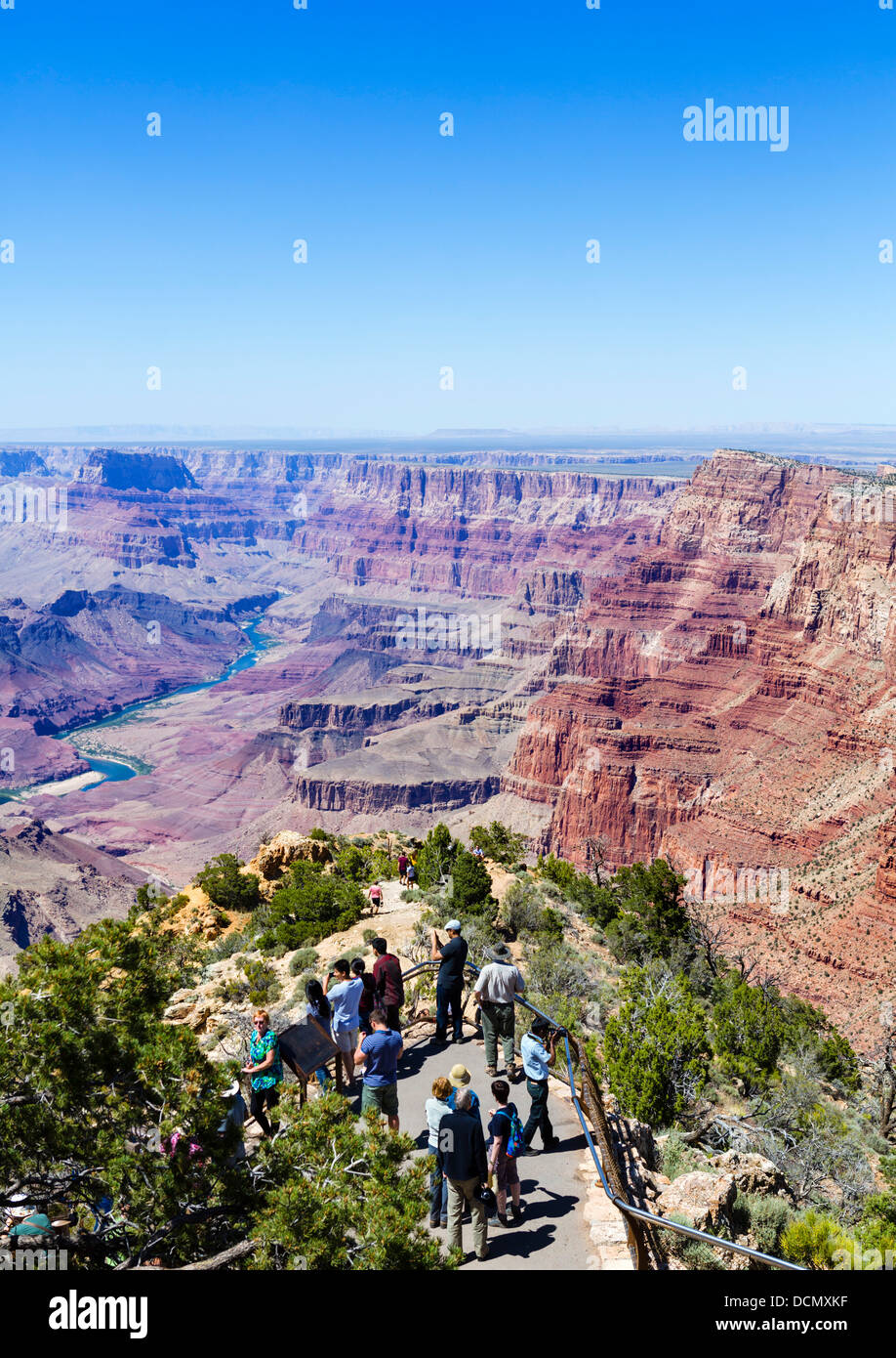 Touristen am Desert View Watchtower übersehen, South Rim, Grand Canyon National Park, Arizona, USA Stockfoto