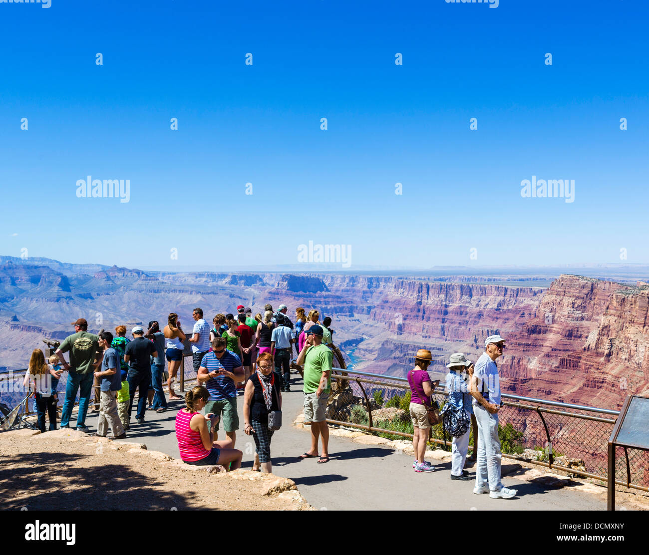 Touristen am Desert View Watchtower übersehen, South Rim, Grand Canyon National Park, Arizona, USA Stockfoto