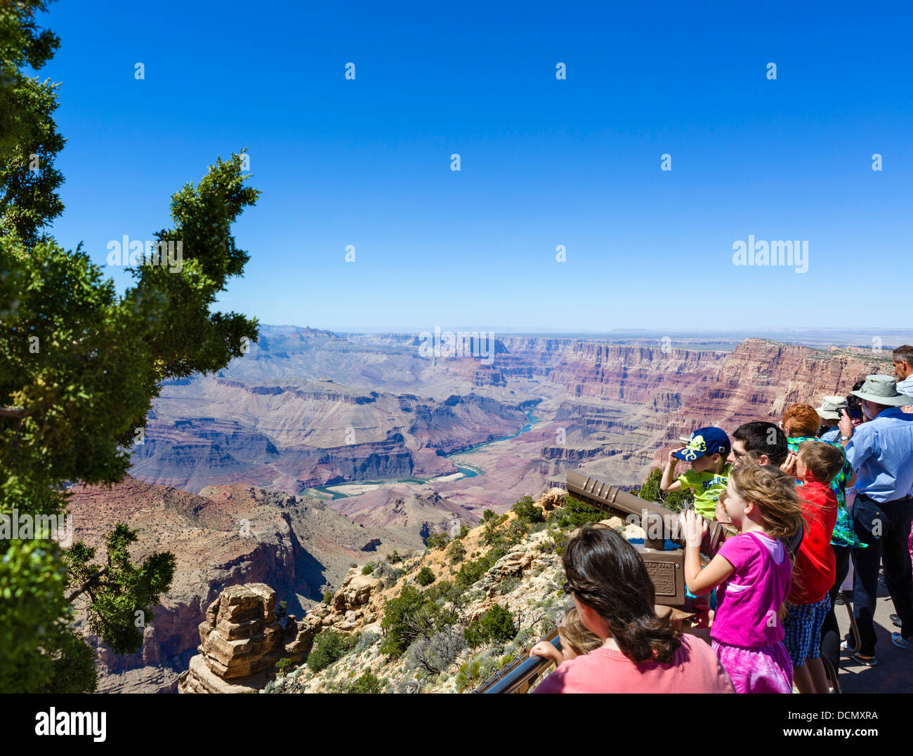 Touristen am Desert View Watchtower übersehen, South Rim, Grand Canyon National Park, Arizona, USA Stockfoto