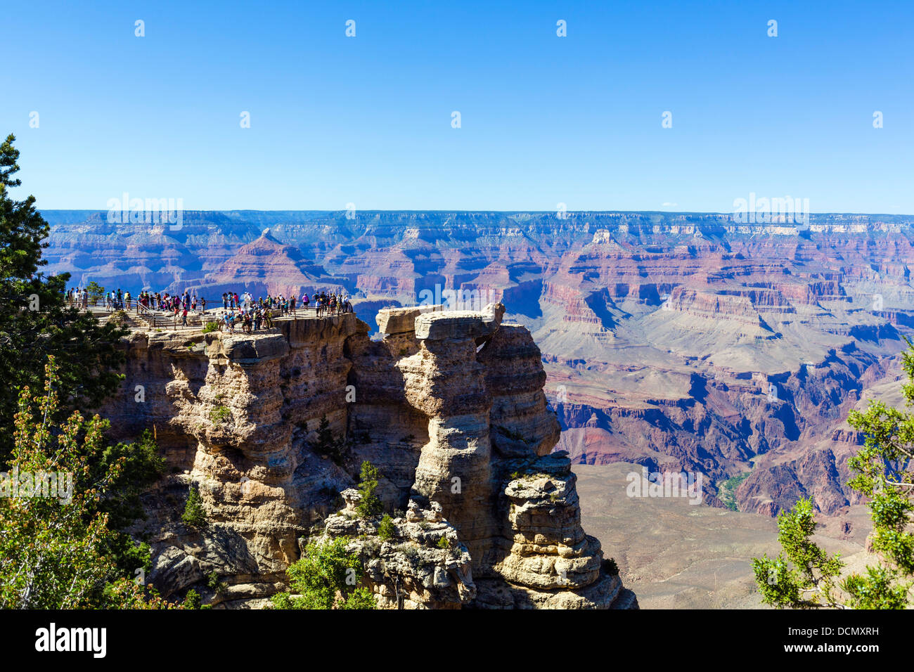 Touristen am Mather Point, South Rim, Grand Canyon National Park, Arizona, USA Stockfoto