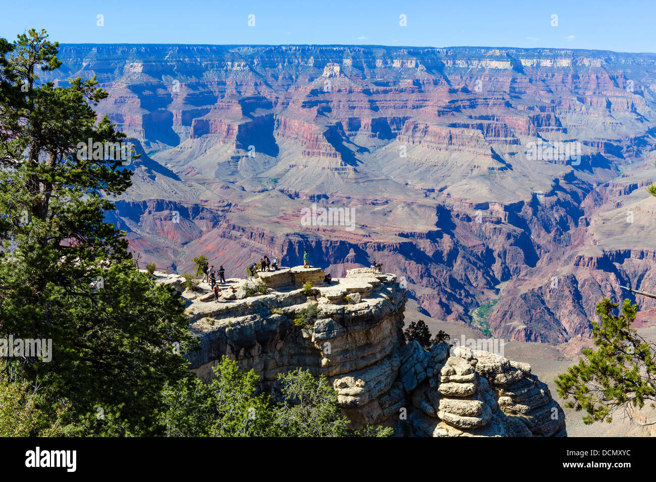 Touristen am Mather Point, South Rim, Grand Canyon National Park, Arizona, USA Stockfoto