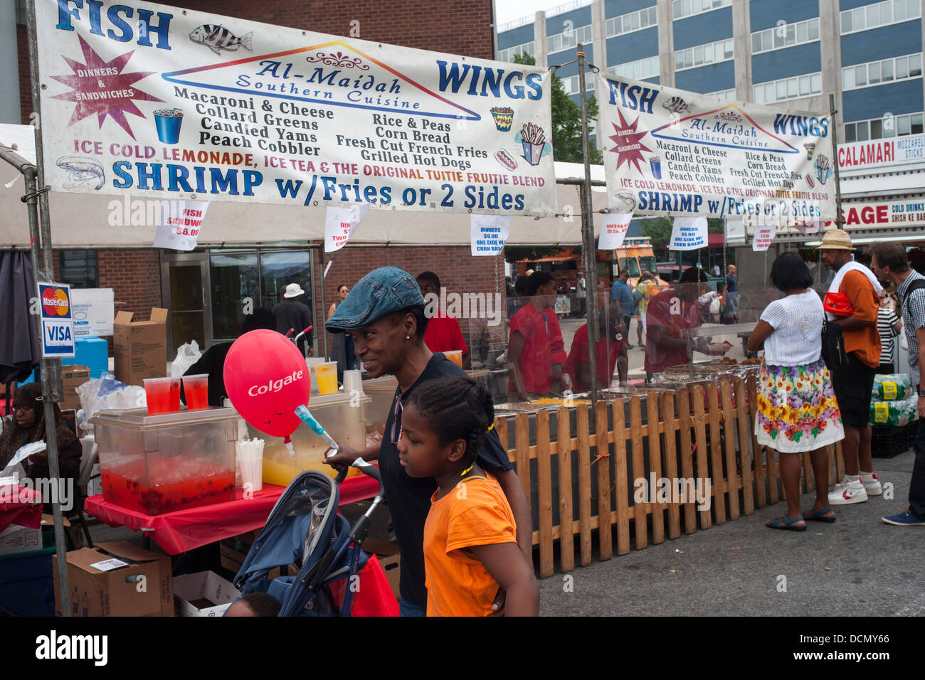 Küche des Südens verkauft in der Woche Harlem Street fair am West 135th Street in Harlem in New York Stockfoto