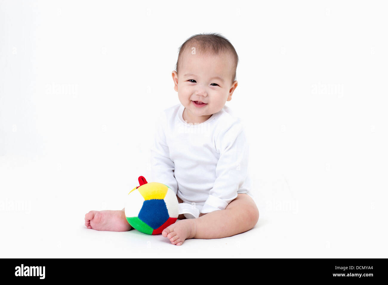 ein Baby mit einem Spielzeug-ball Stockfoto