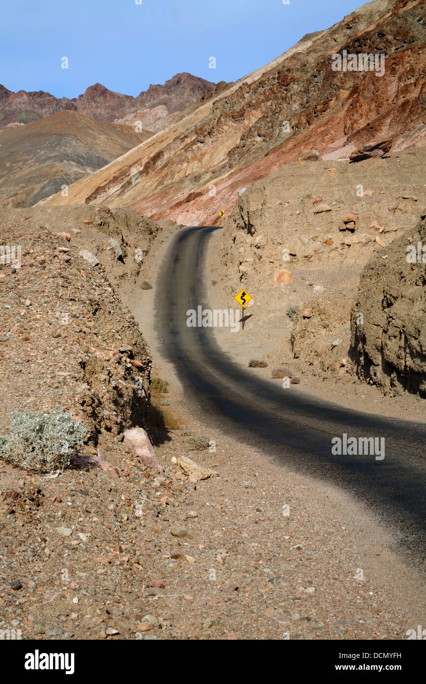 Künstler fahren da es dreht sich und fällt durch den Mars wie Landschaft des Death Valley Nationalpark, Kalifornien, USA Stockfoto