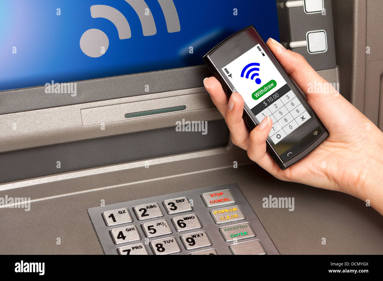 Geldabheben am Geldautomaten mit einem Mobiltelefon ein NFC-terminal Stockfoto