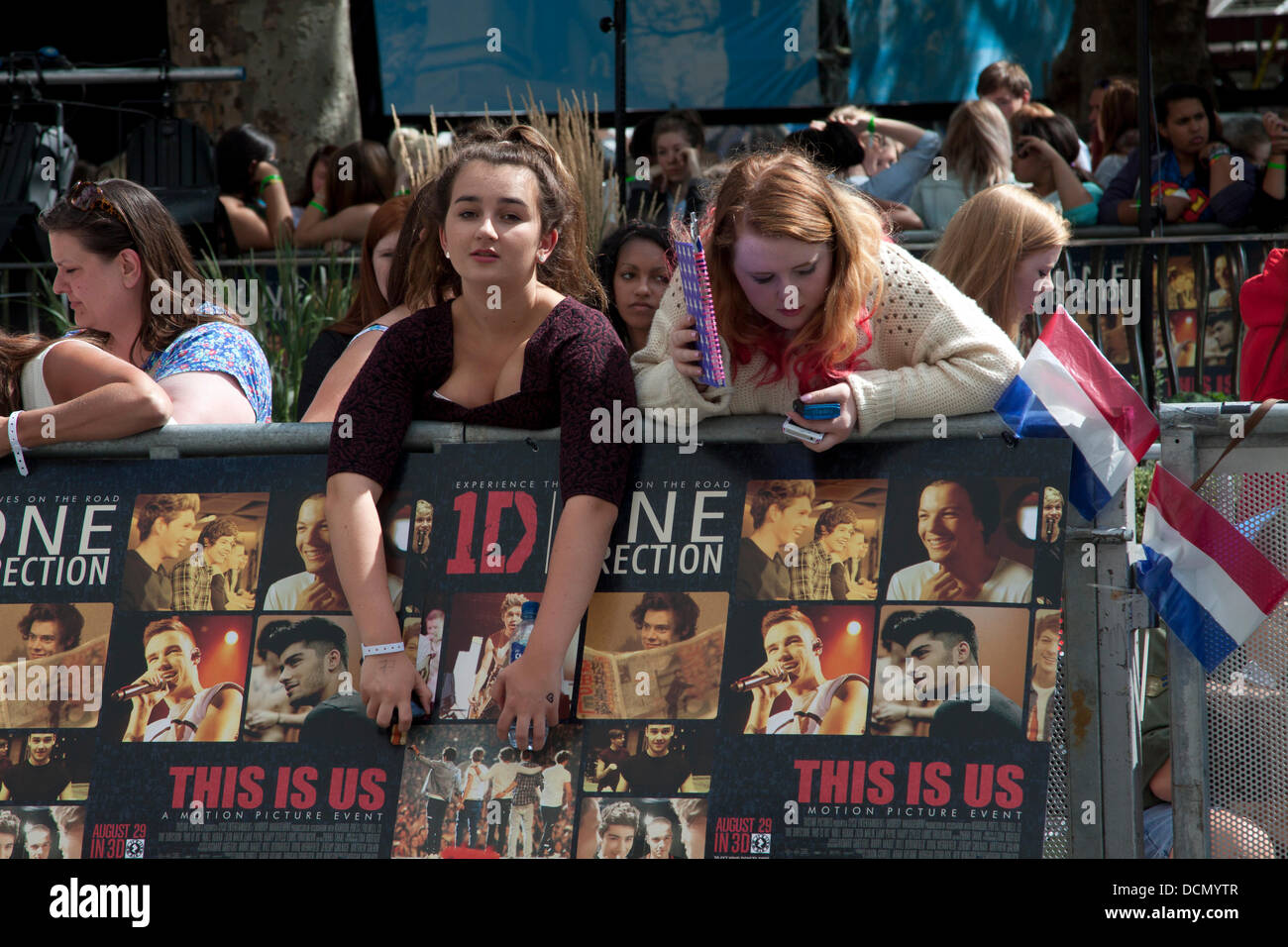 Leicester Square, London, UK. 20. August 2013.  Fans versammeln sich vor einer Richtung Weltpremiere "Dies ist uns" in Leicester Square Credit: Amer Ghazzal/Alamy Live-Nachrichten Stockfoto