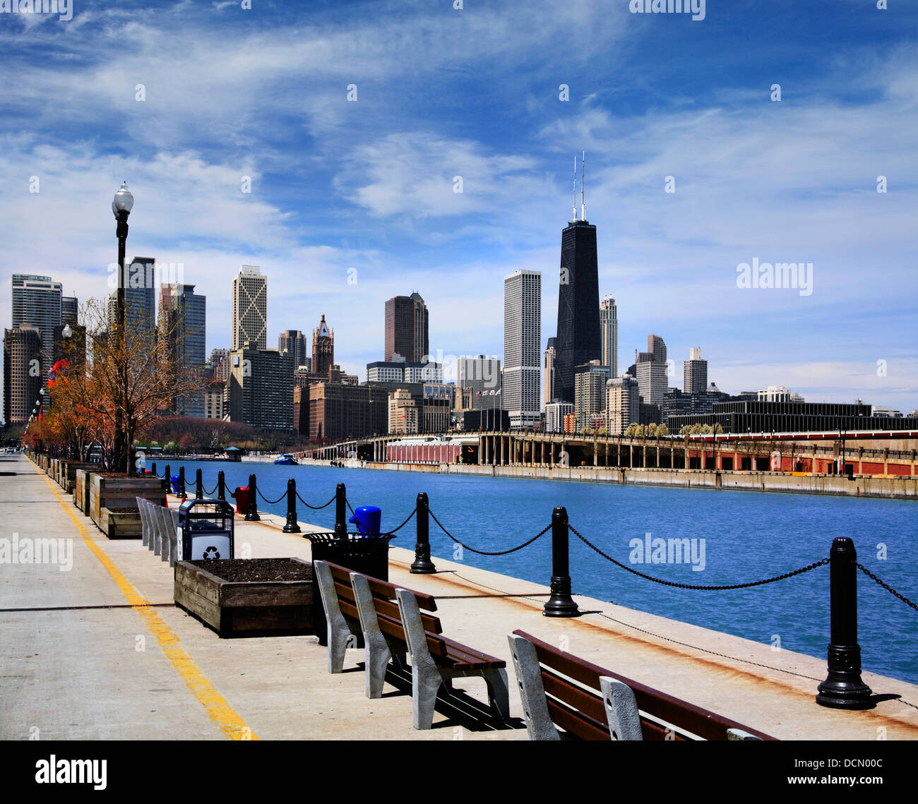 Die Hälfte der Skyline von Chicago, wie gesehen von der Parkplatz Garage Seite der Navy Pier an einem schönen Tag In Chicago, Illinois, USA Stockfoto