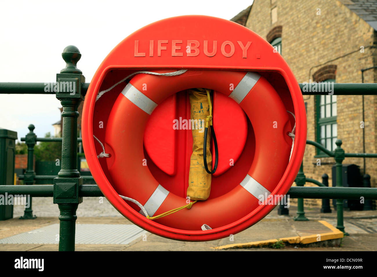 Rettungsring, am Flussufer lebensrettende Ausrüstung, England UK, Boje Bojen Rettungsringe Stockfoto