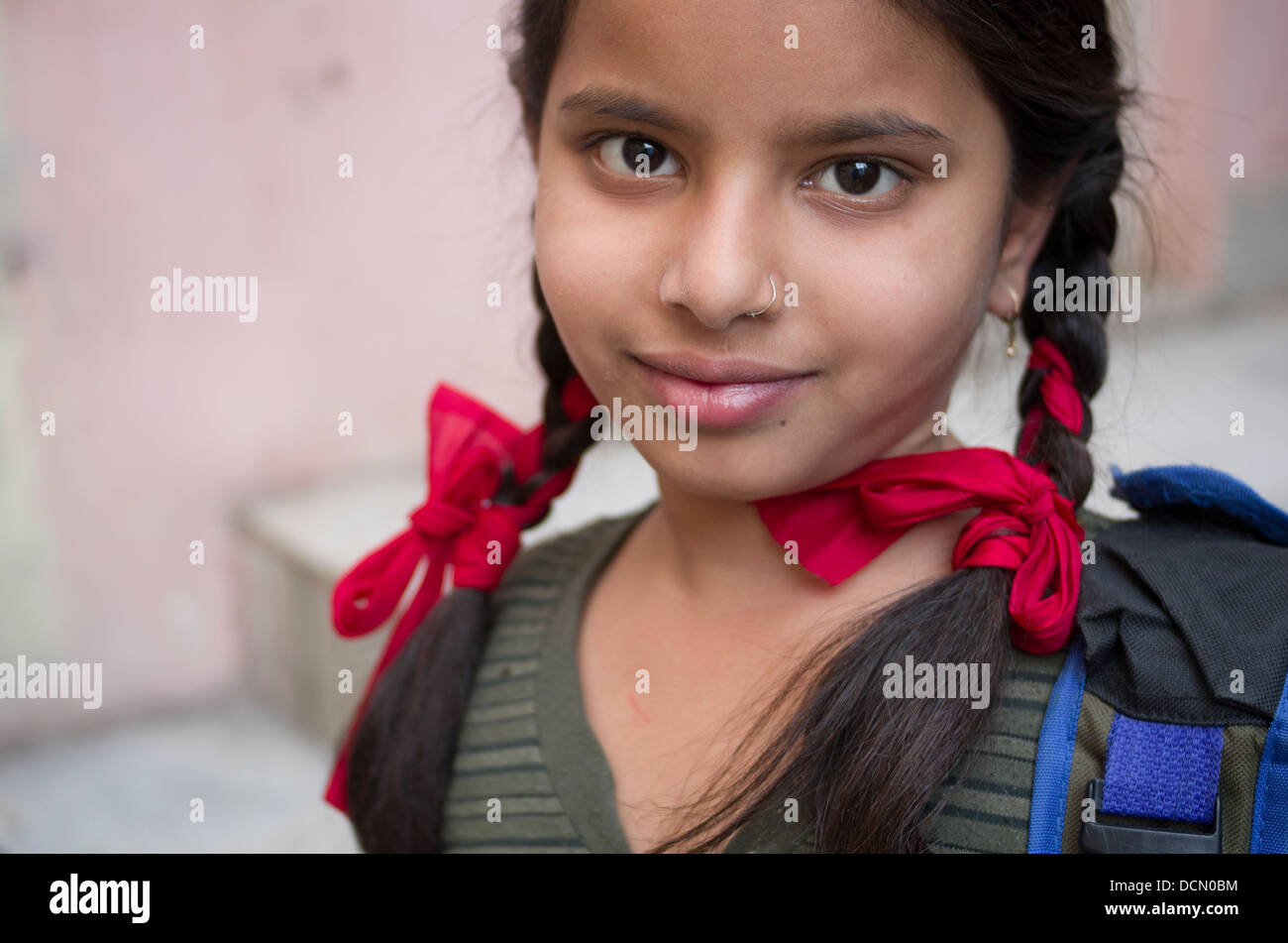 Junge indische Schulmädchen mit Zöpfen - Jodhpur, Rajasthan, Indien Stockfoto