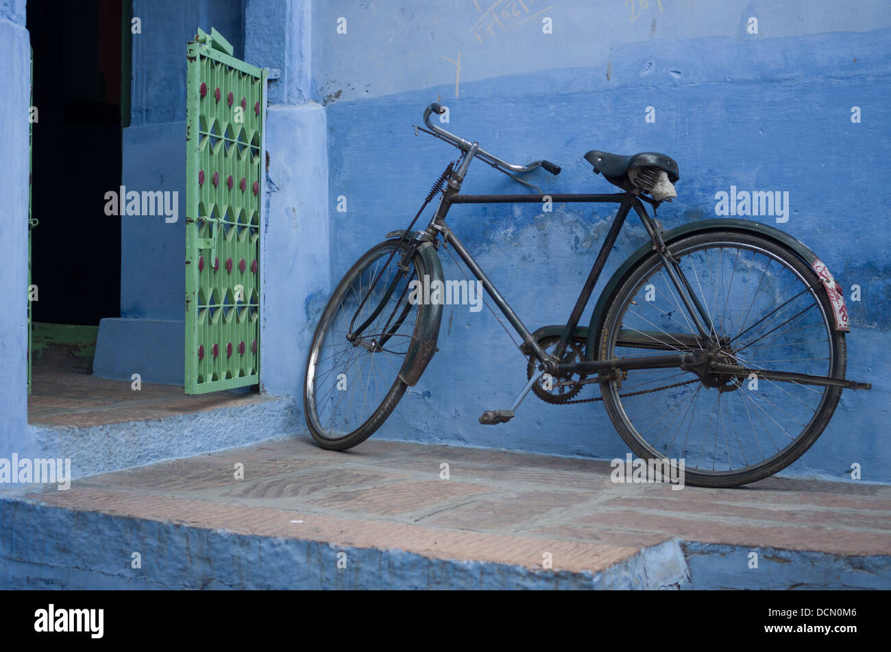 Fahrrad und Blau gestrichene Wände in Jodhpur die blaue Stadt, Rajashtan, Indien Stockfoto