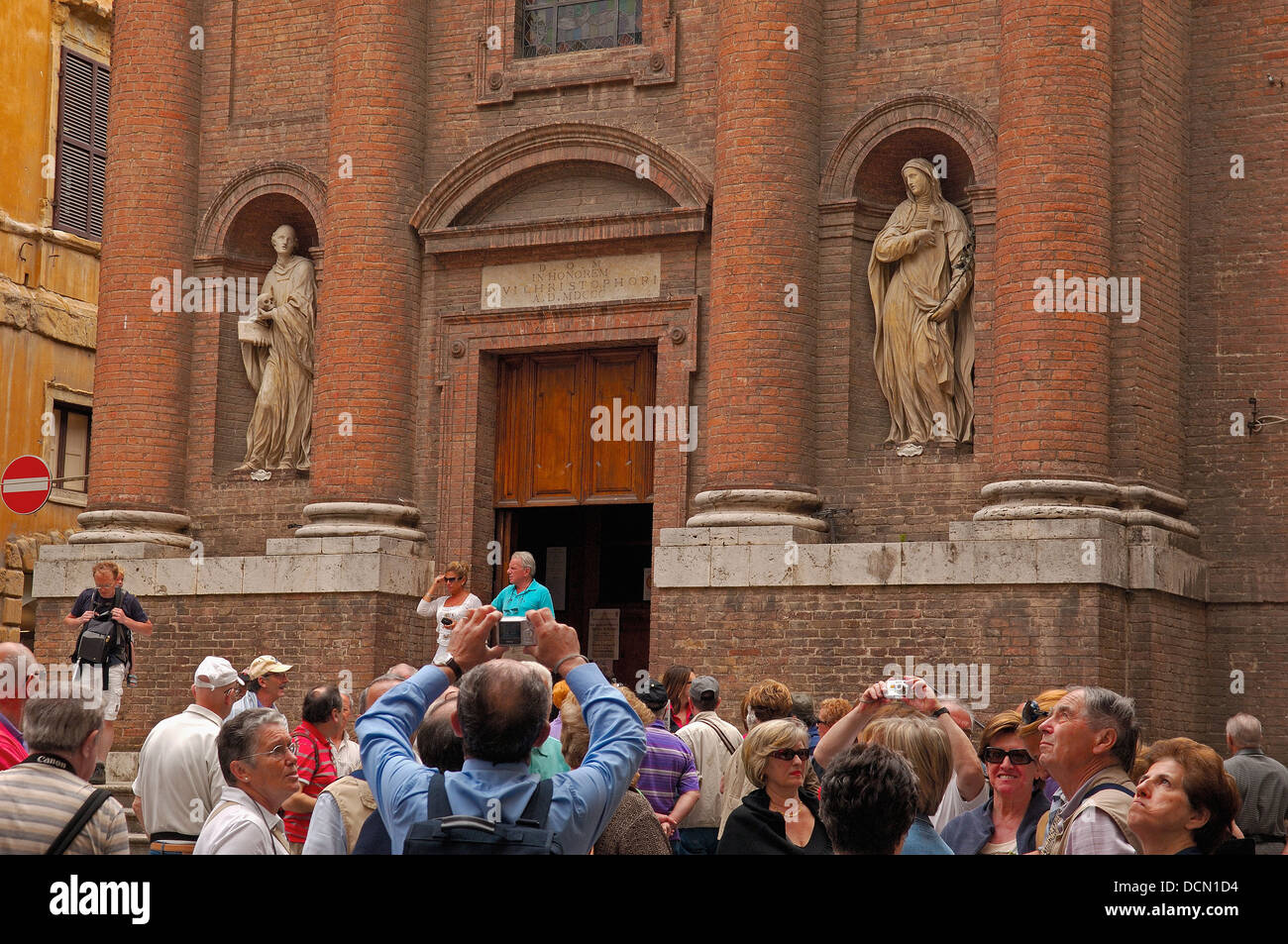 Siena, Piazza Tolomei, Kirche St. Christopher, Tolomei Square, Toskana, UNESCO World Heritage Site, Italien, Europa Stockfoto