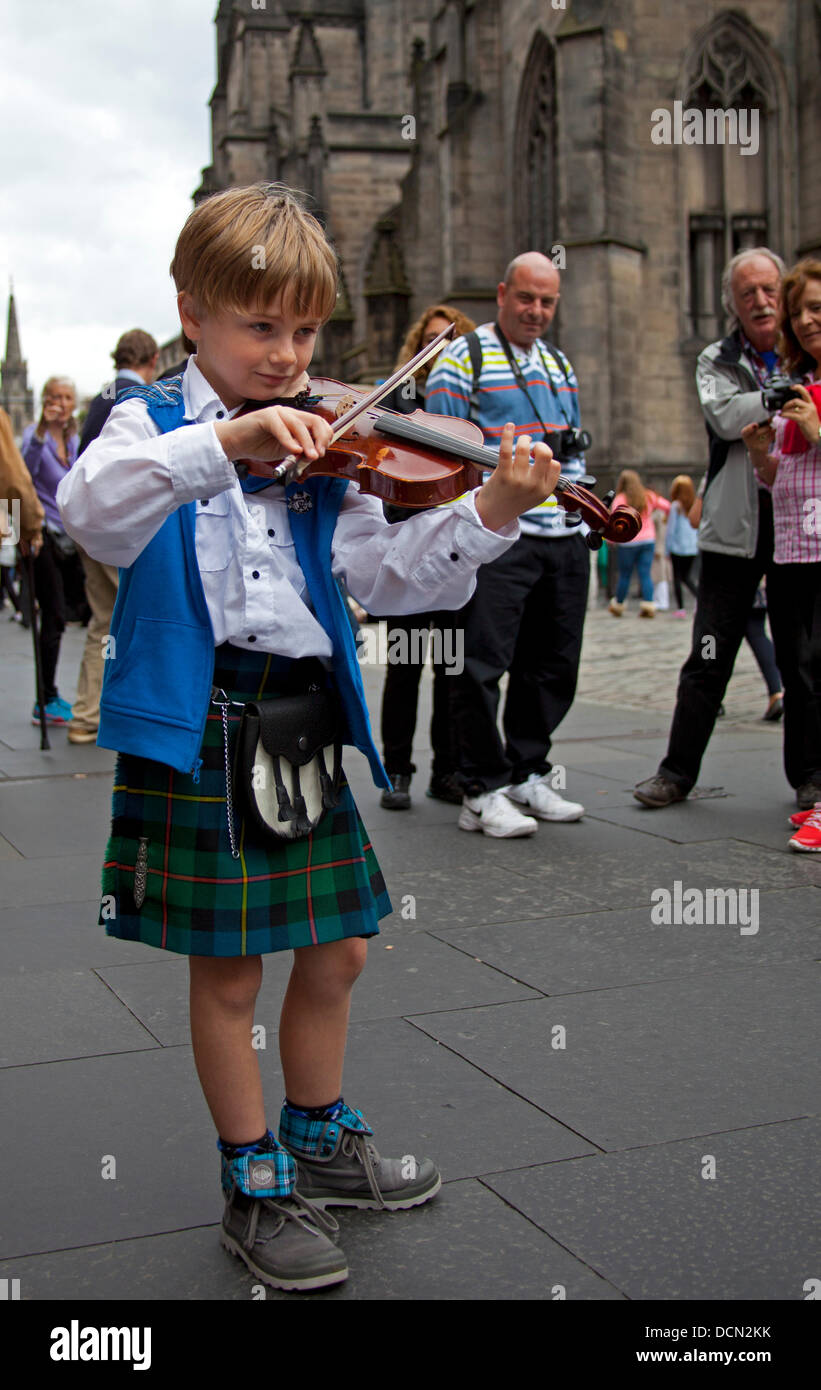 Edinburgh, Schottland, 20. August 2013, Colin McGlynn aus Virginia, USA im Alter von sieben Jahren konnte der jüngste Gaukler auf der Royal Mile, der während des Edinburgh Fringe Festival 2013. Er unterhielt die Passanten durch das Spielen von Scottish Tunes auf seiner Geige Stockfoto
