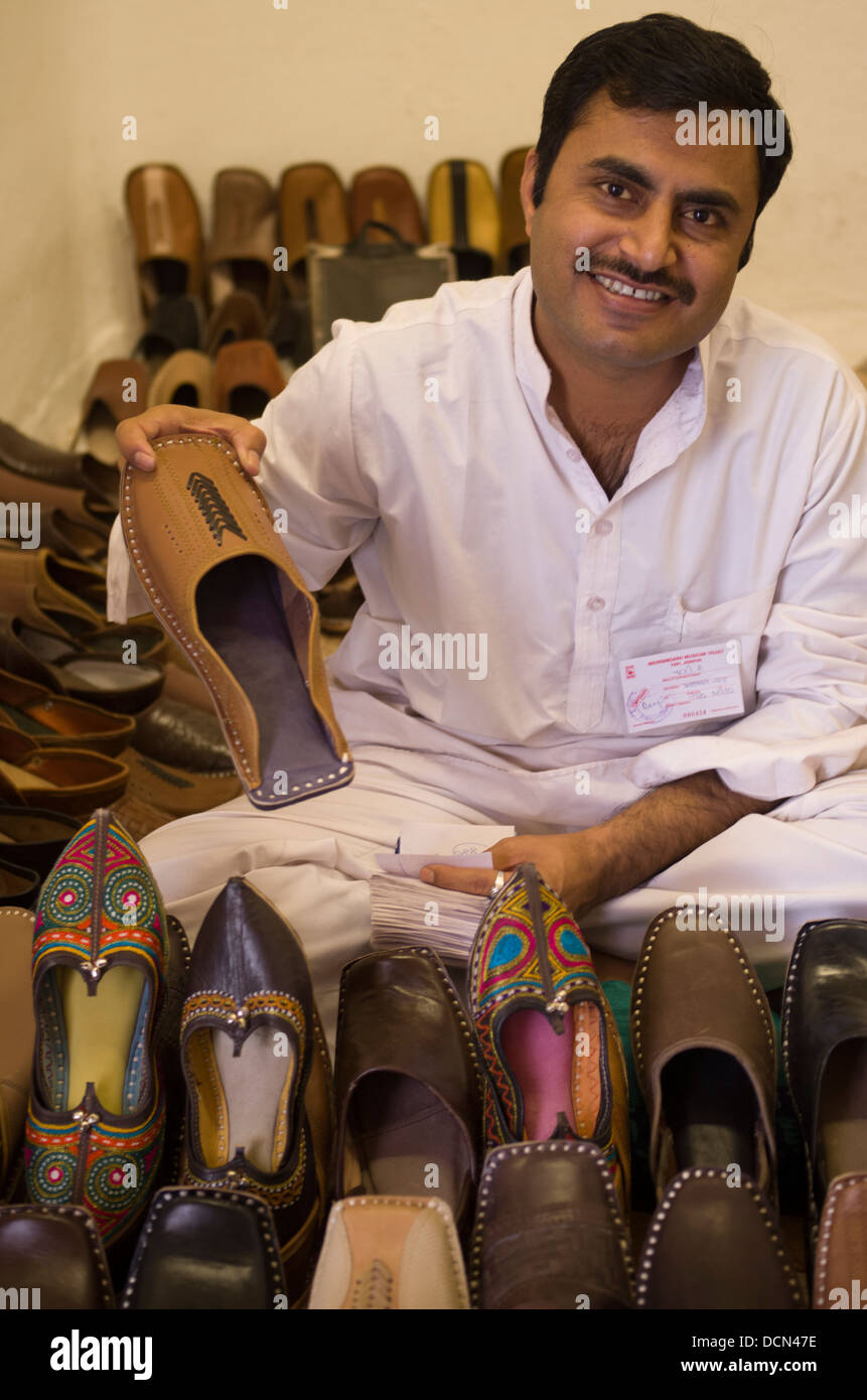 Schuh und Pantoffel Verkäufer Rajashtan Meherangarh Fort - Jodhpur, Indien Stockfoto