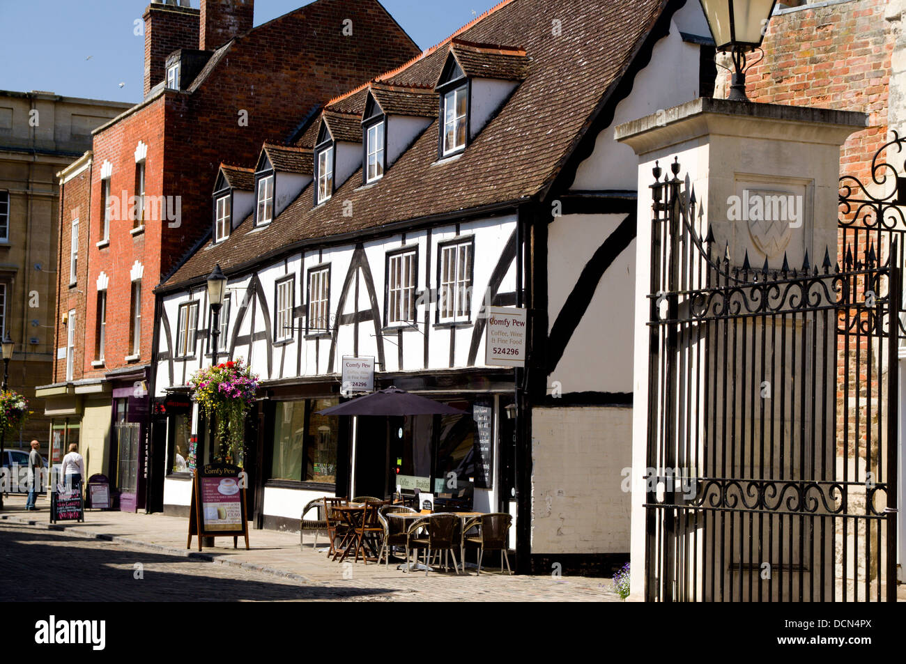 Timber-Framed Building verwendet als ein Restaurant, in der Nähe der Kathedrale, Gloucester, Gloucester, England. Stockfoto