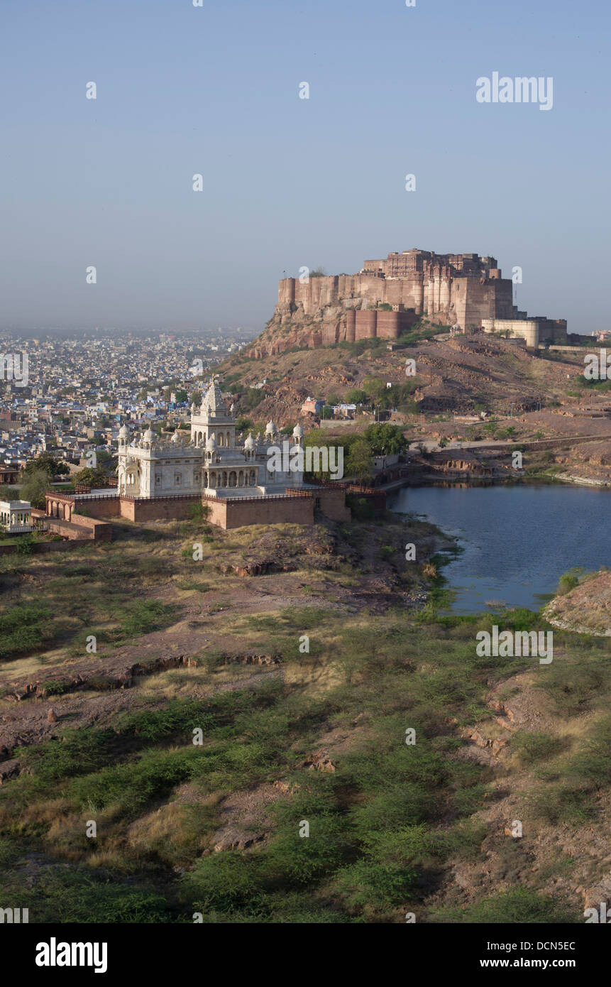 Meherangarh Fort & Jaswant Thanda Marmor Denkmal - Jodhpur, Rajashtan, Indien Stockfoto