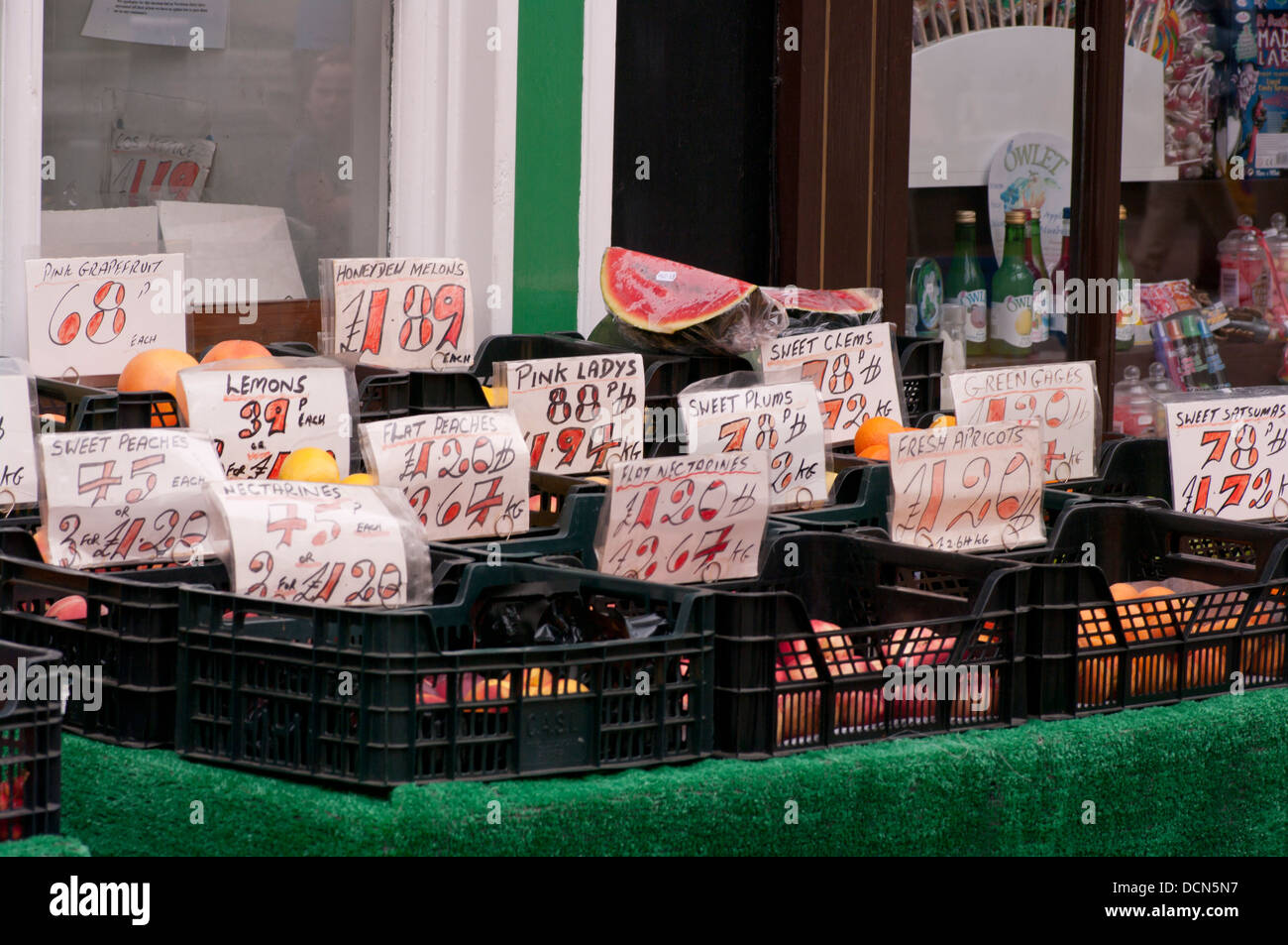 Obst-Display vor ein Obst-und Gemüsehändler UK Stockfoto