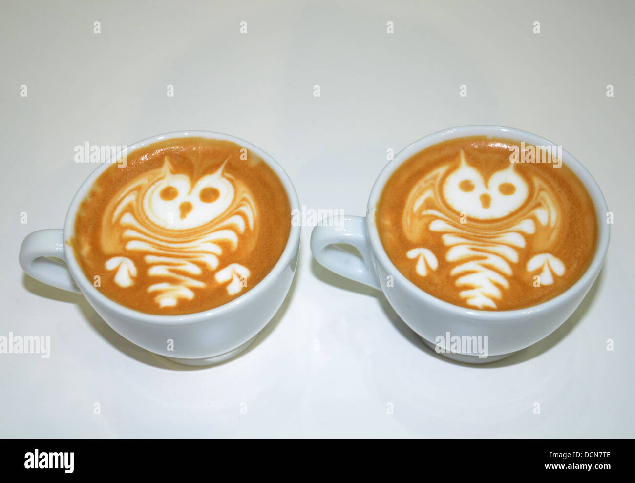 Zeichnungen mit Kaffee und Milch - kurzlebige Latte-Art Stockfoto