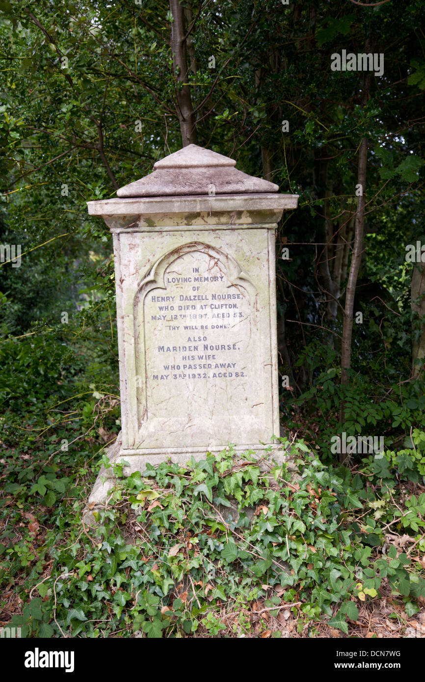 Altes Grab mit Efeu und Grabstein, Arno Vale Friedhof, Bristol, England  Stockfotografie - Alamy
