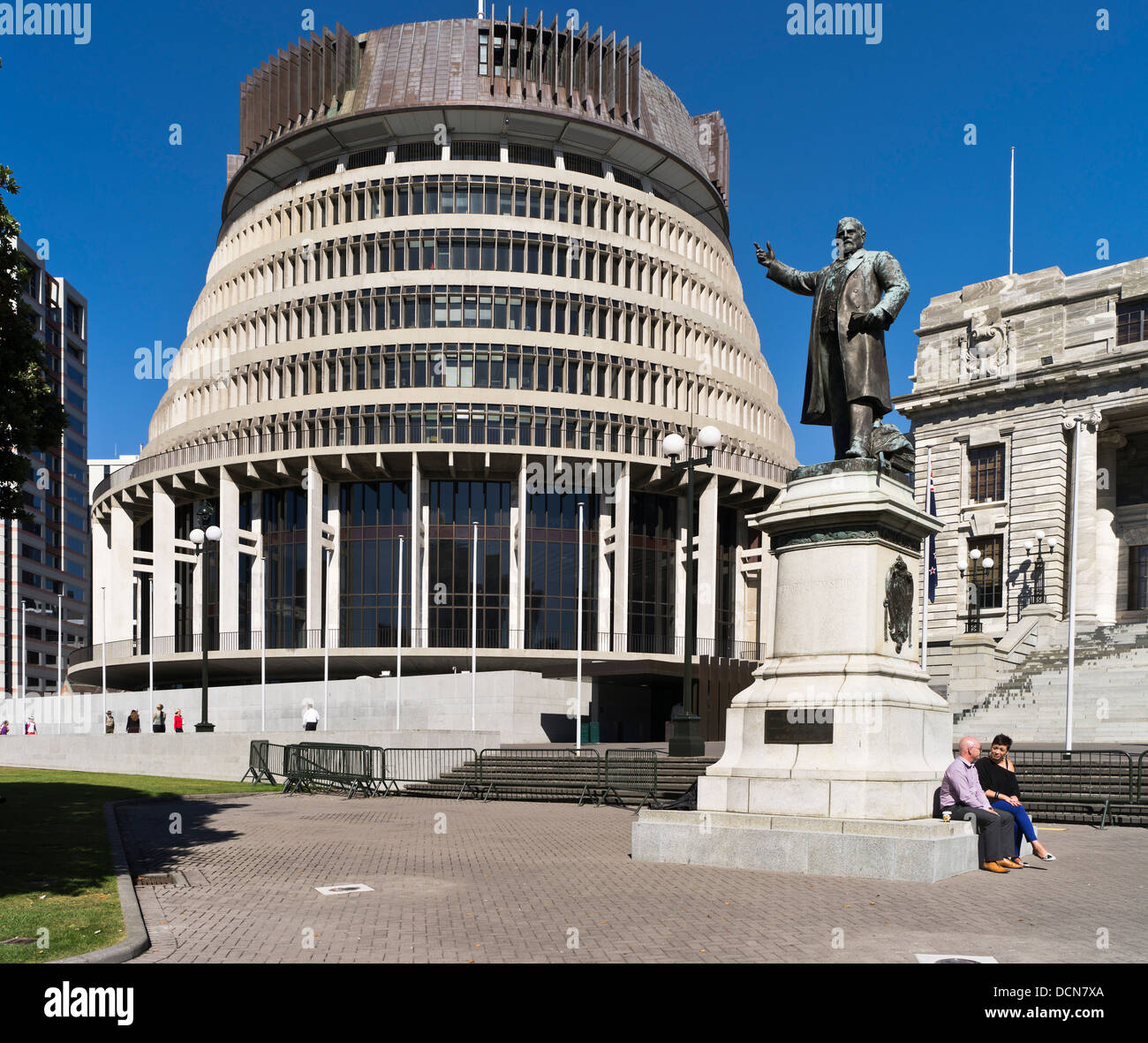 dh Parlament WELLINGTON Neuseeland Richard John Sneddon Statue außerhalb Bienenstock moderne Parlamentsgebäude Stockfoto