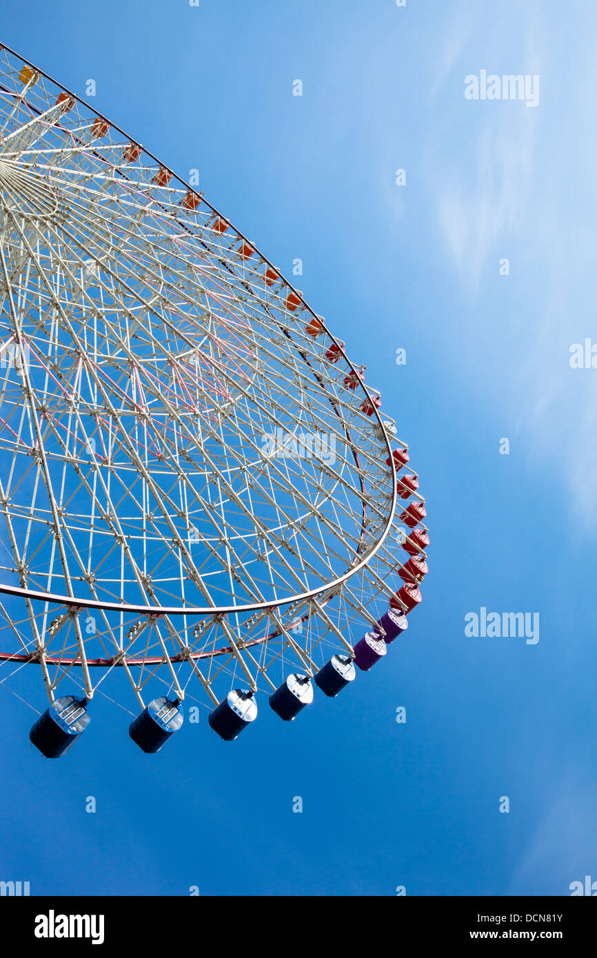 Halbrunde Teil ein großes Riesenrad vor einem sonnigen blauen Himmel. Stockfoto