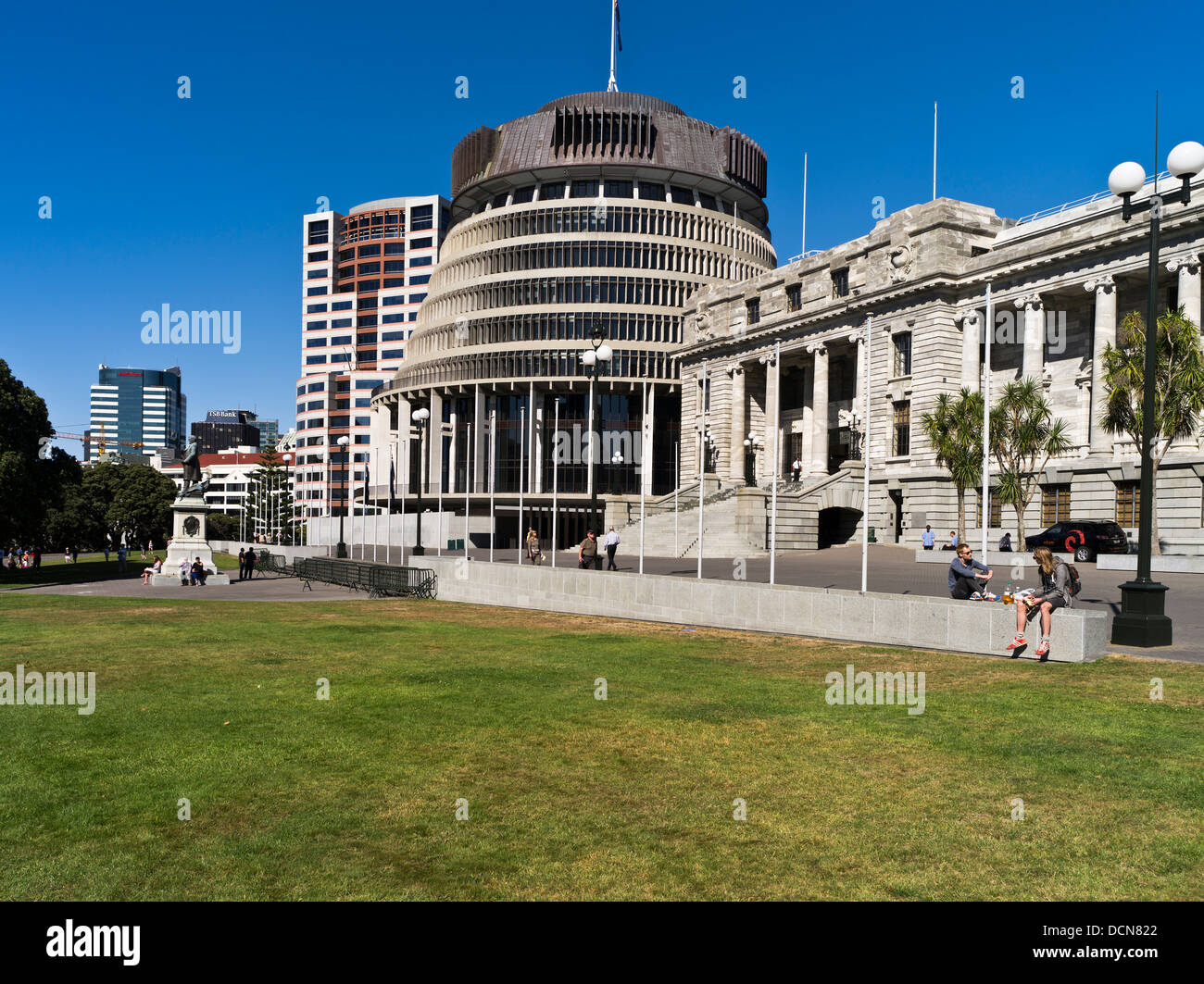 dh Parlament WELLINGTON NEW ZEALAND moderner Bienenstock und das alte Parlament Gebäude Stockfoto