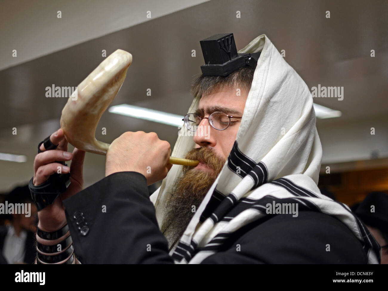 Religiösen jüdischer Mann bläst ein Schofar während der Gottesdienste vor Neujahr in Lubawitsch Hauptsitz in Crown Heights, Brooklyn, NY Stockfoto