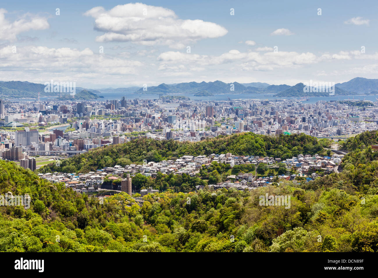 Stadt Hiroshima und Hiroshima Bay von der Spitze des Mount Mitaki in Japan angesehen. Stockfoto