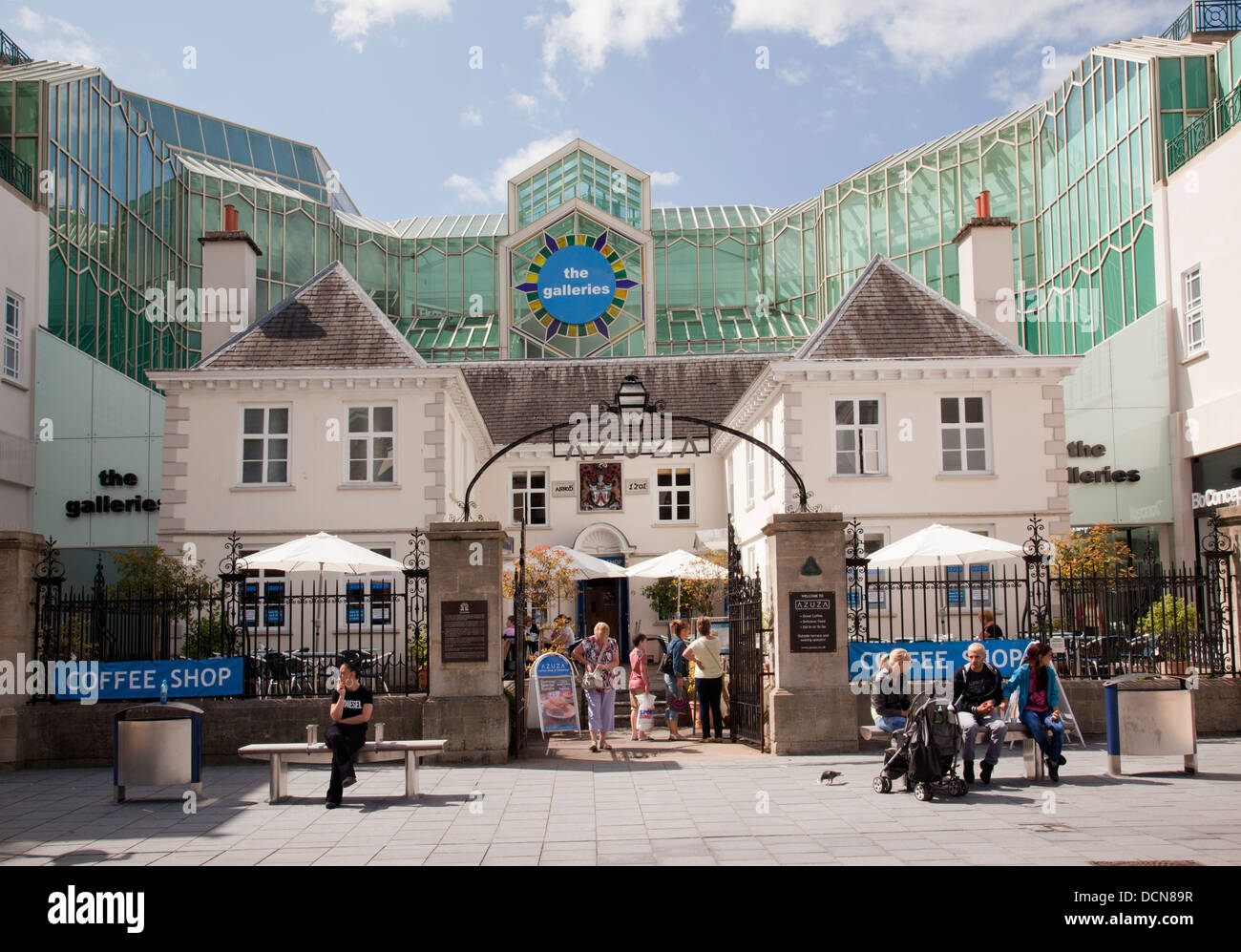 Azuza Coffee Shop und zum Mitnehmen mit dem Galleries Einkaufszentrum im Hintergrund. Broadmead, Bristol, England, Großbritannien Stockfoto