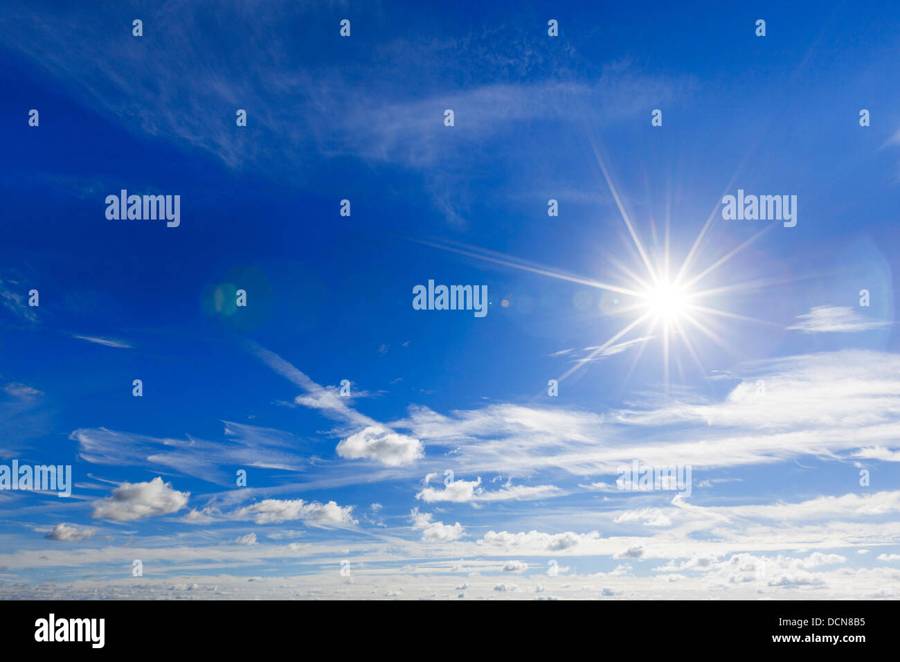 Hellen Sommerhimmel mit der Sonne auf der rechten Seite des Rahmens Abfackeln Stockfoto