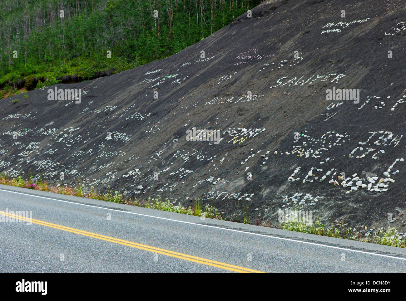 Kinder verwenden weiße Felsen auf der schwarzen Hügel, Zeichen und Namen, Glenn Highway, Highway 1, Alaska zu schaffen Stockfoto