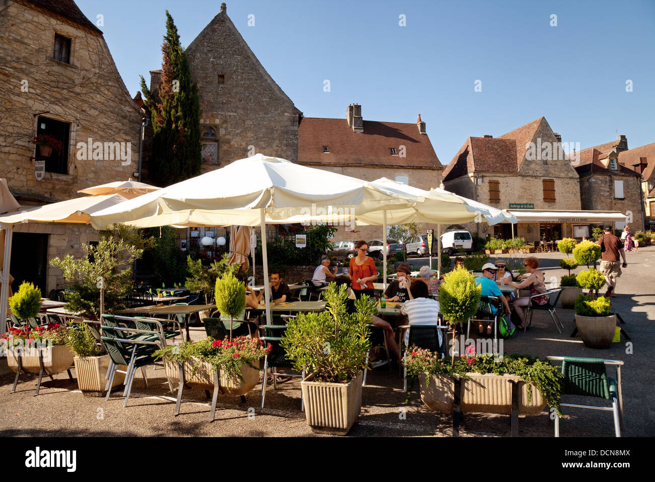 Leute sitzen im Freien in einem Café, das Stadtzentrum von Bastide Dorf von Domme, Dordogne, Frankreich Europa Stockfoto