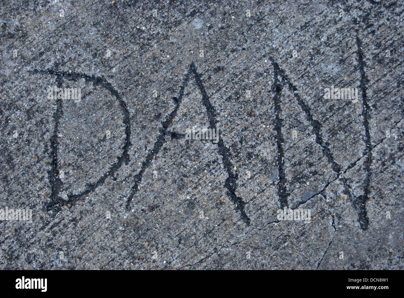 der Name Dan in Zement auf Bürgersteig gezeichnet Stockfoto