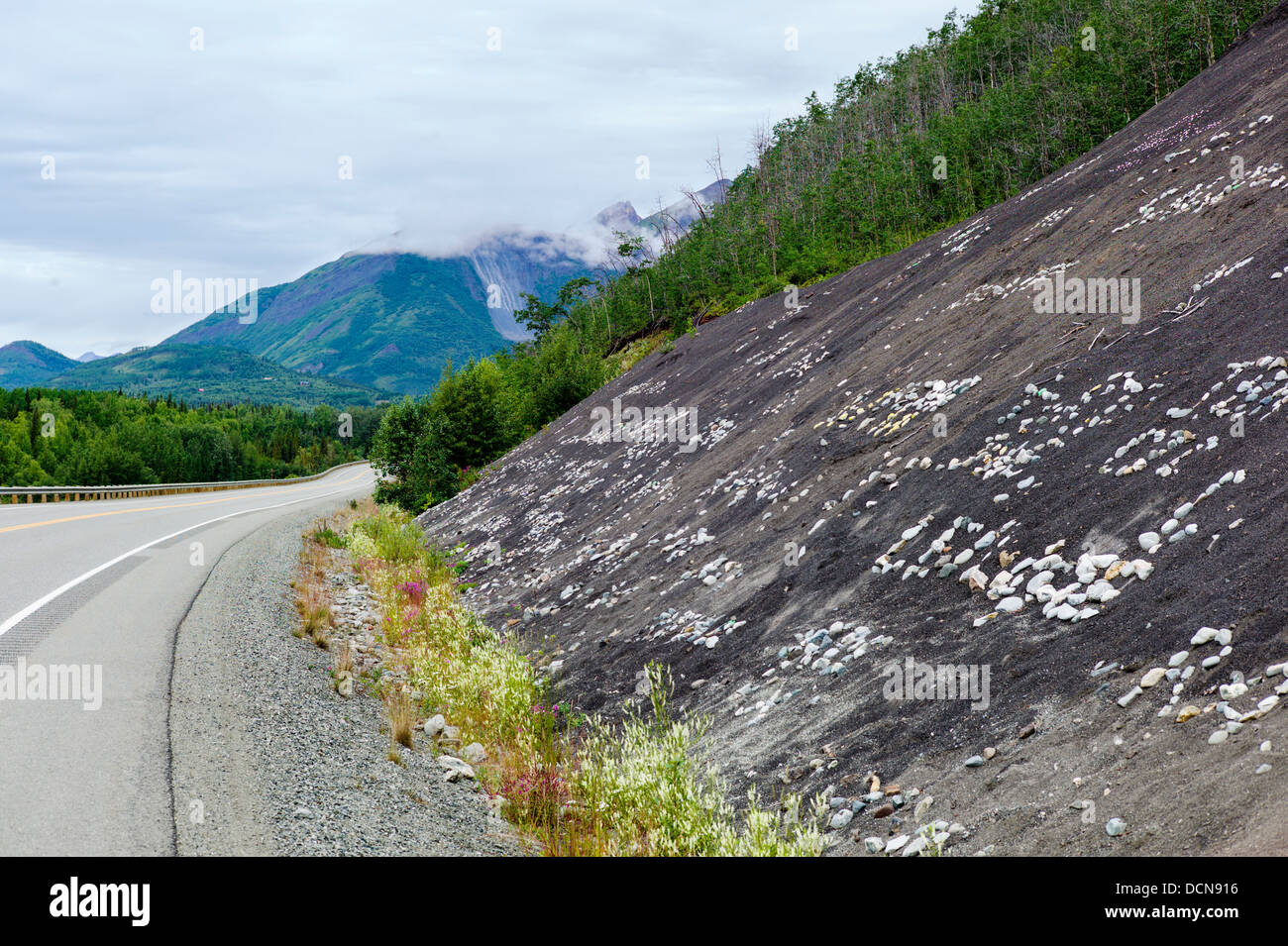 Kinder verwenden weiße Felsen auf der schwarzen Hügel, Zeichen und Namen, Glenn Highway, Highway 1, Alaska zu schaffen Stockfoto