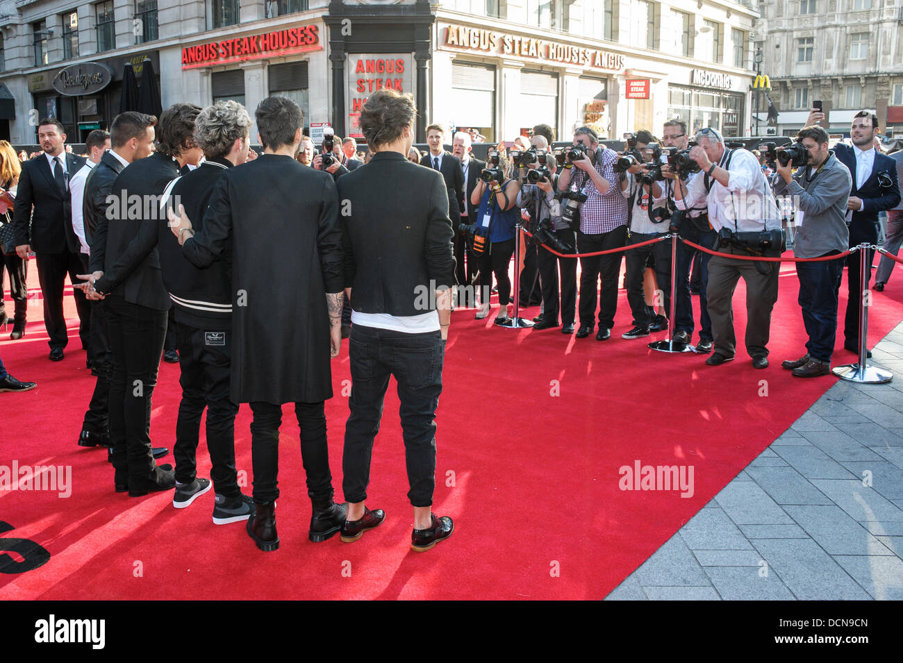 London, UK, 20.08.2013: The World Premiere von One Direction - Dies ist uns 3D. Im Bild:. Harry Styles, Liam Payne, Louis Tomlinson, Niall Horan, Zayn Malik. Bild von Julie Edwards Stockfoto