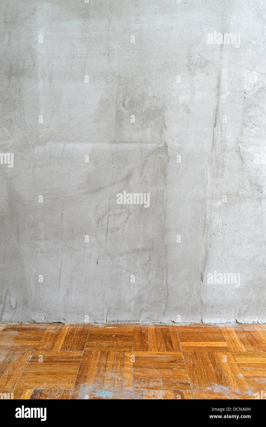 Alten Innenraum mit grauen Betonmauer für Product Placement. Stockfoto