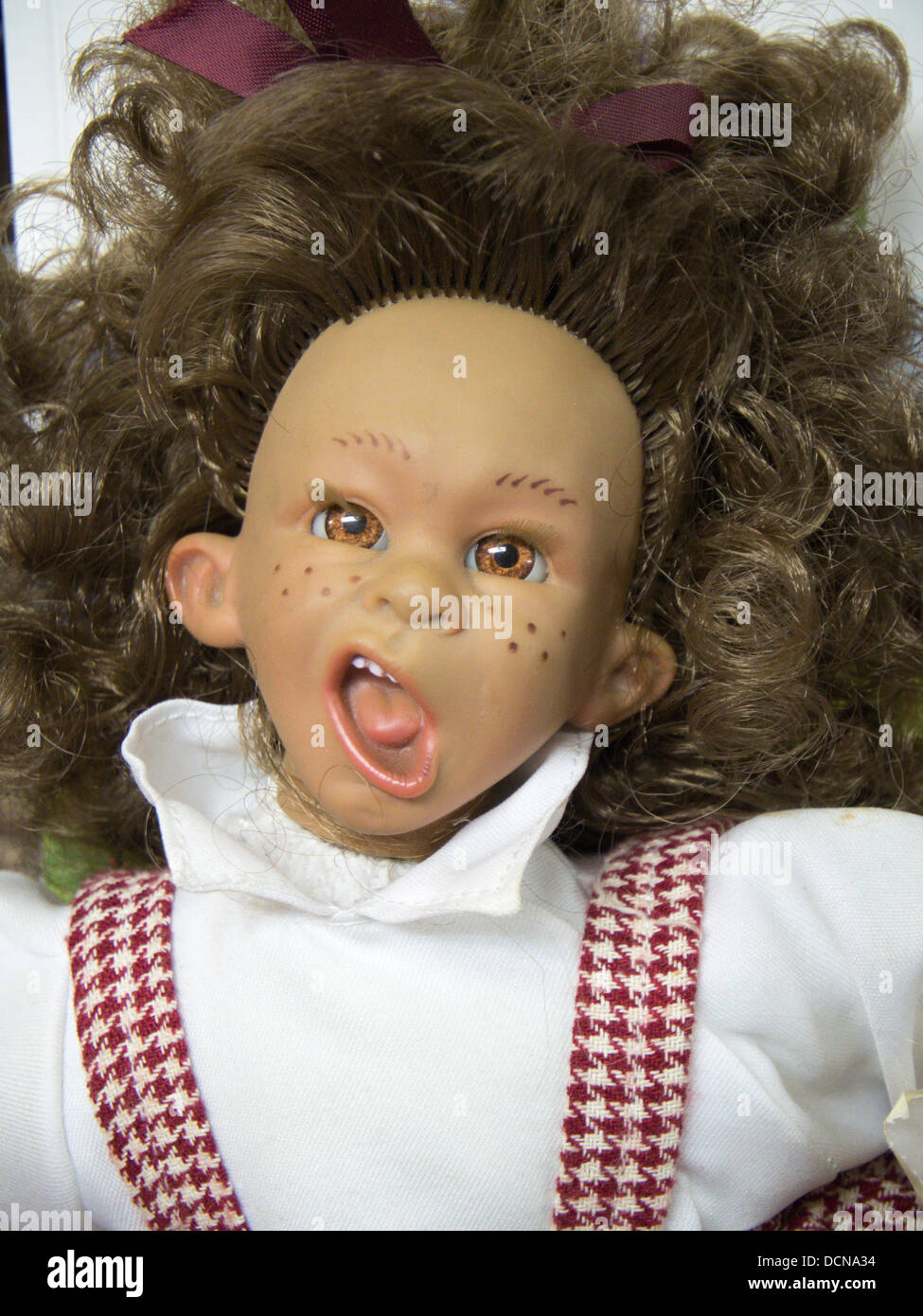 Eine hässliche Puppe zum Verkauf an einen Kofferraum, vide Grenier in Frankreich Stockfoto