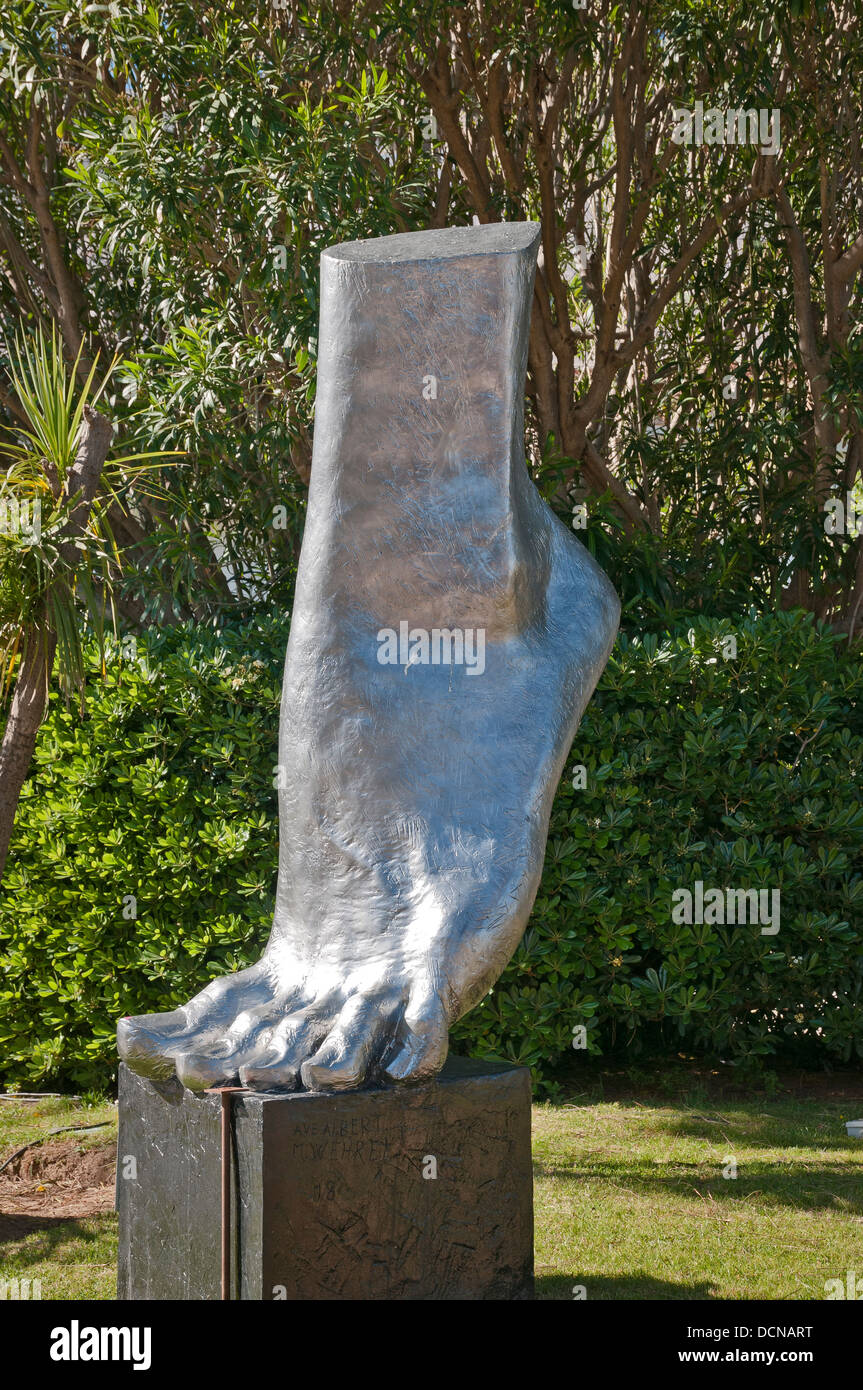 Skulptur von Farbe: Silber, Darstellung eines menschlichen Fußes, Cannes, Côte d ' Azur, Frankreich. Stockfoto