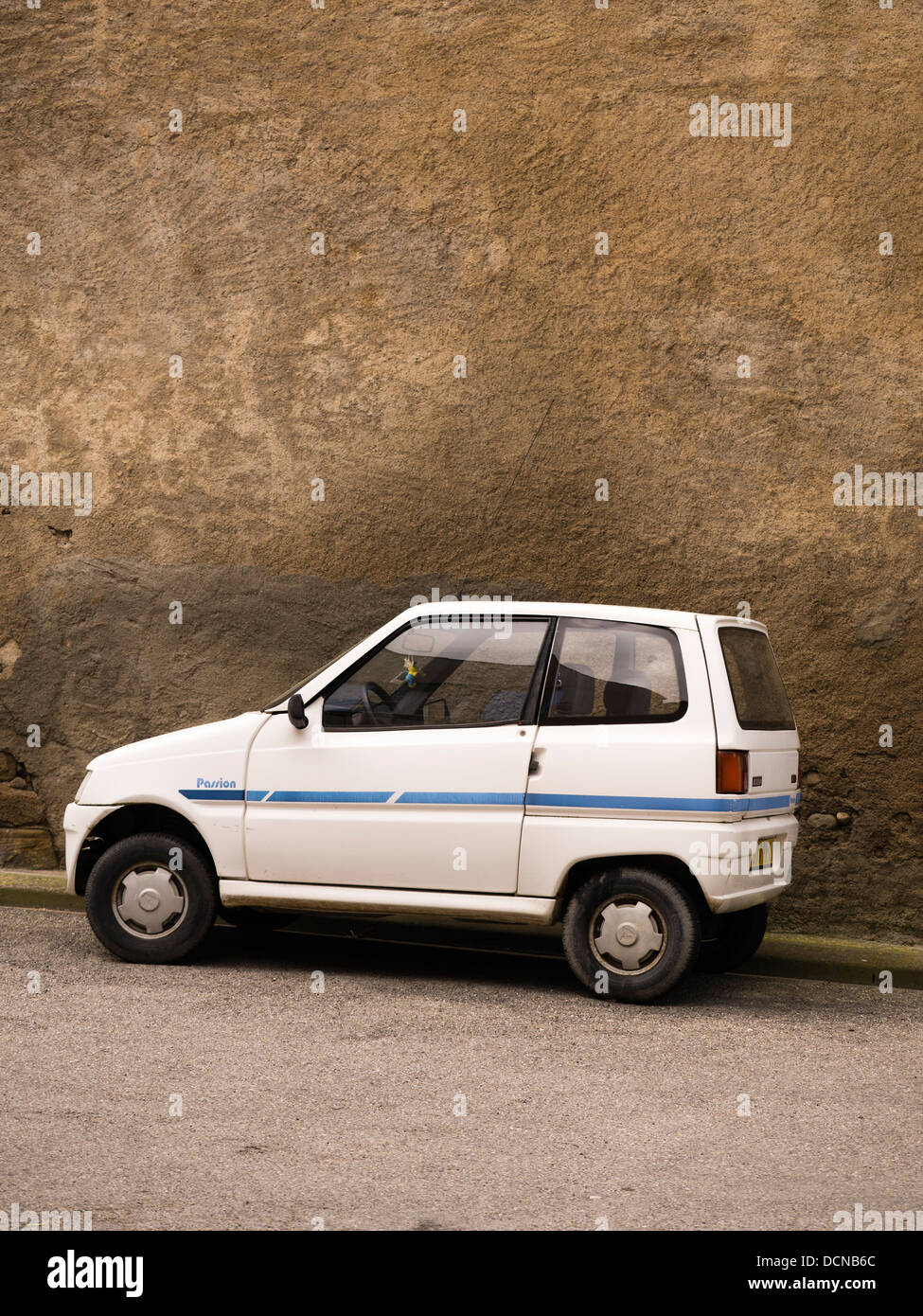 Französische Kleinwagen geeignet für Menschen mit keinen Führerschein geparkt in einem Dorf in Languedoc Frankreich Stockfoto
