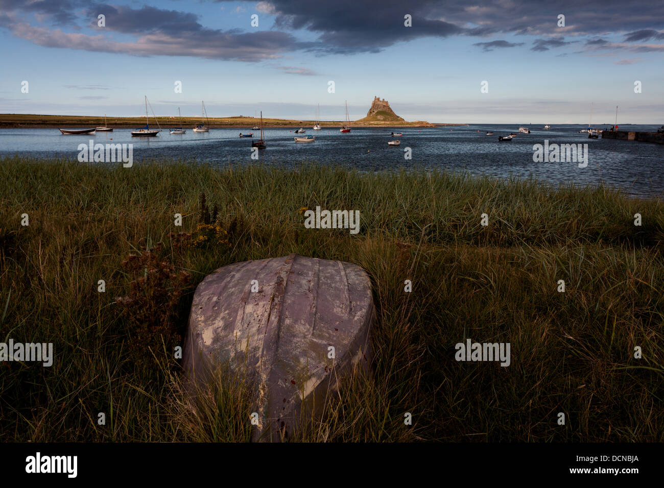 Sonnenuntergang am späten Abend auf Lindisfarne / Holy Island, Northumberland Sommer mit Blick auf die Burg mit Booten im Vordergrund Stockfoto