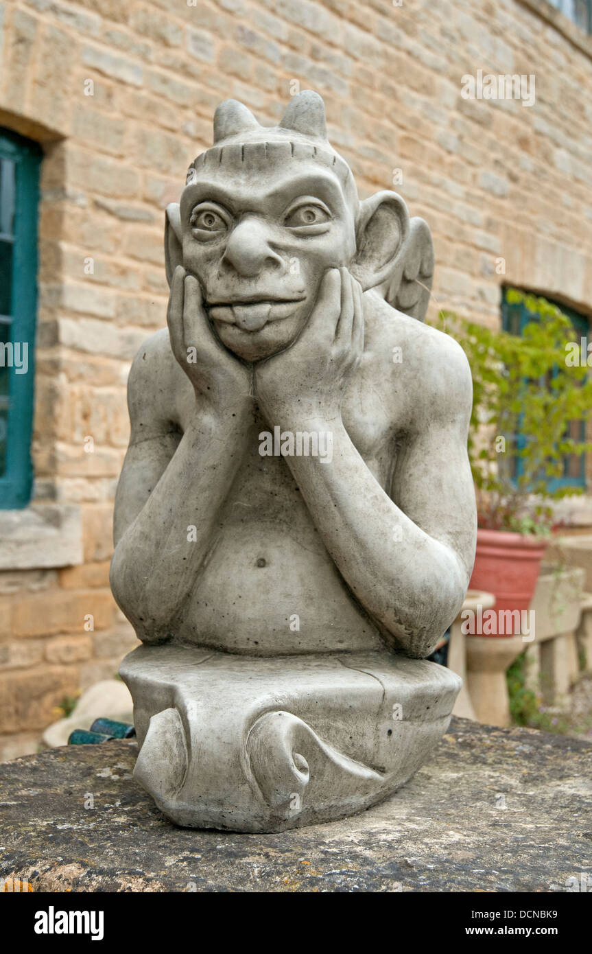 Stein Daemon auf die Wand von einem Geschenk Shop Lower Slaughter Cotswolds England Großbritannien Stockfoto