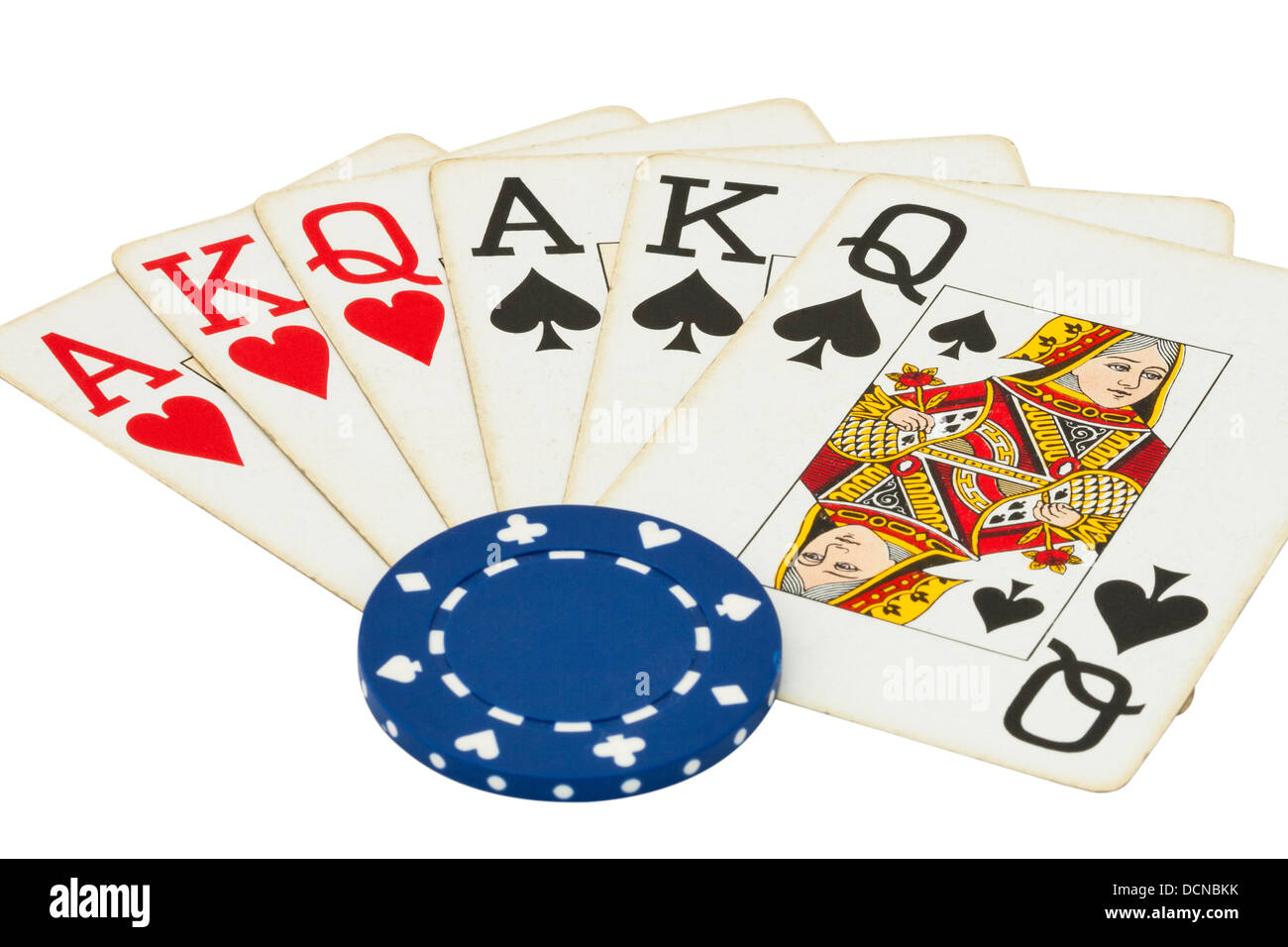 Glücksspiel-Konzept mit Spielkarten und Casino-Chip isoliert auf weiss Stockfoto