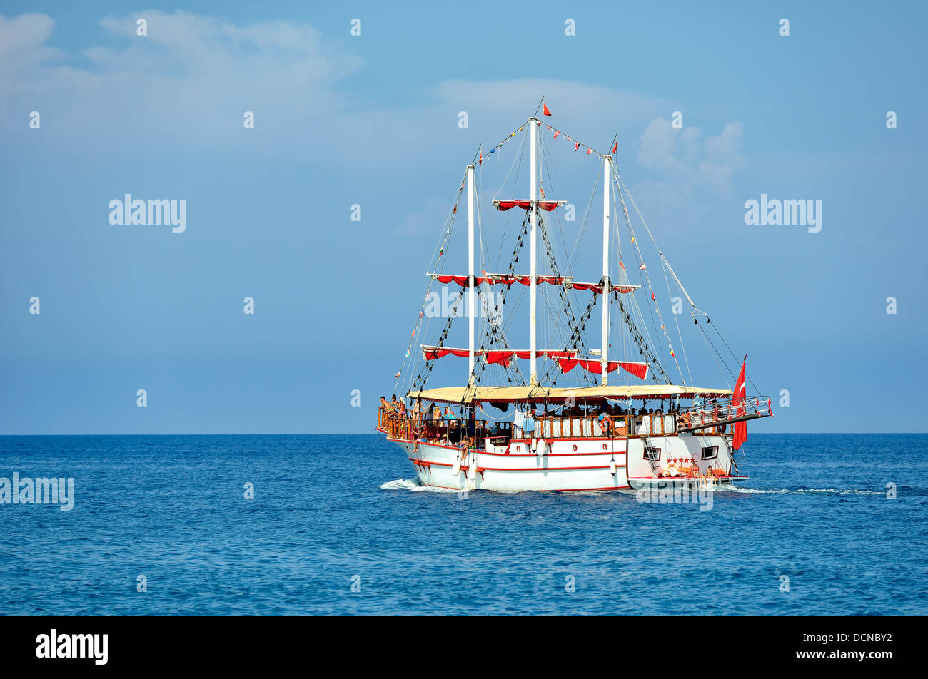 Boot in offenen Gewässern in der Türkei Stockfoto