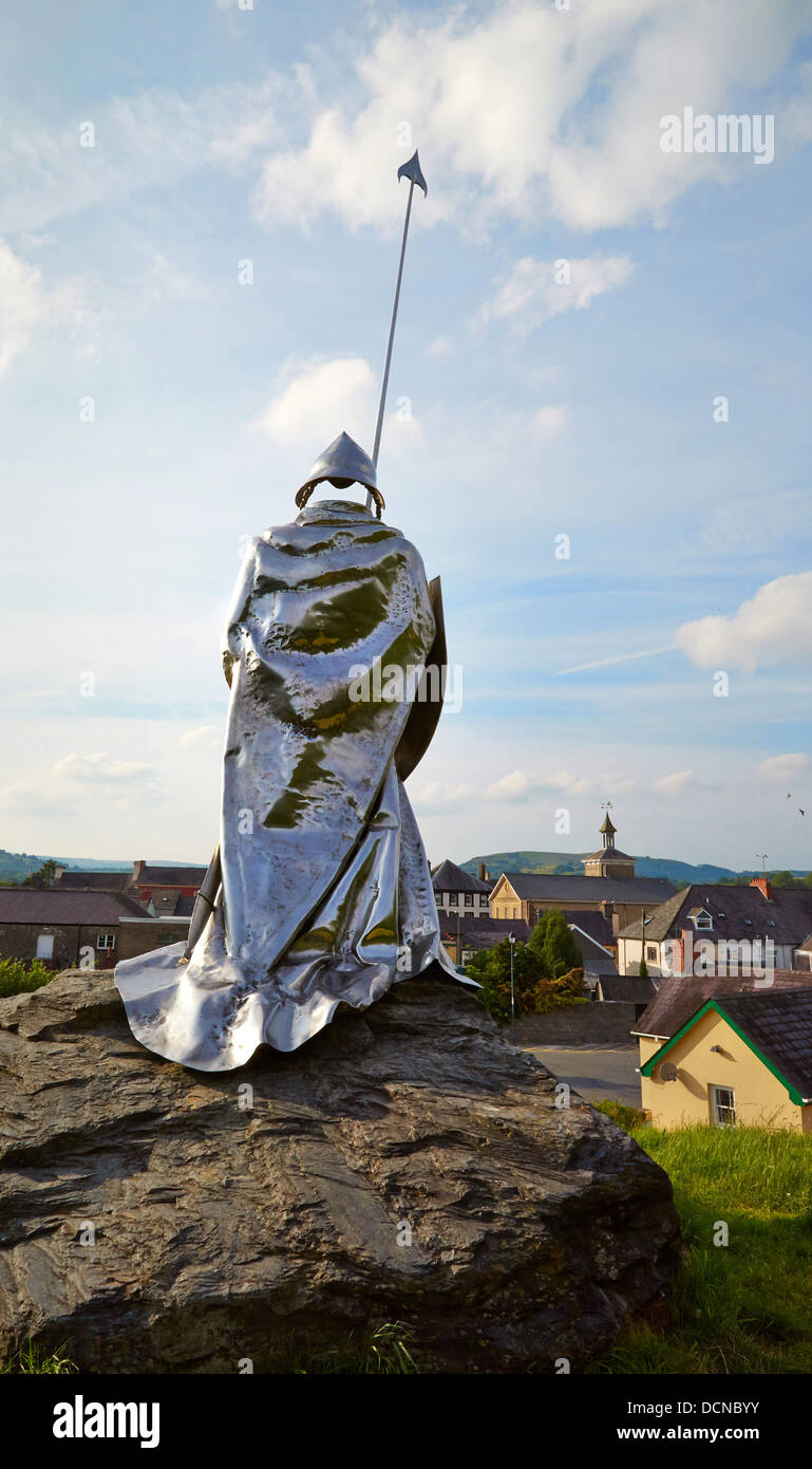 Skulptur von Ritter Llewelyn ap Gruffydd von Toby und Gideon Peterson im Llandovery Castle Carmarthenshire Wales UK Stockfoto