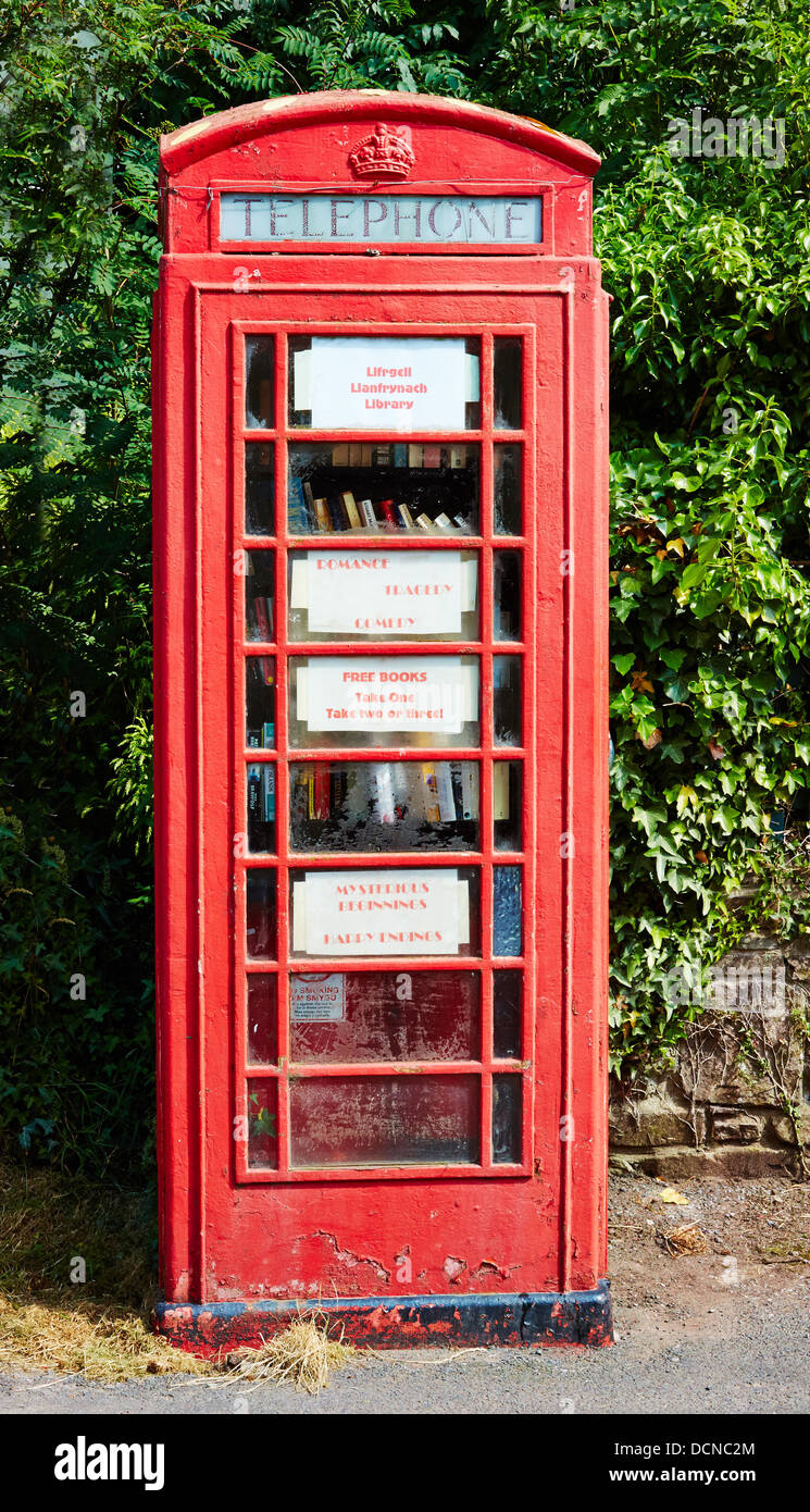 Telefonzelle voller Bücher - Dorf-Bibliothek von Llanfrynach Wales - Romantik-Tragik-Komödie - nehmen man zwei nehmen drei Stockfoto