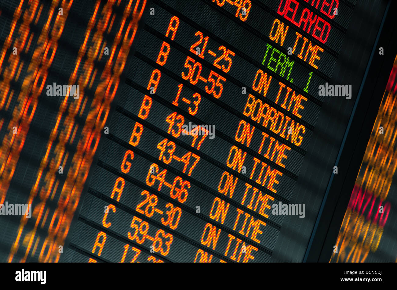 LED Bildschirm Zeitplan der Flüge Abflüge am internationalen Flughafen Stockfoto