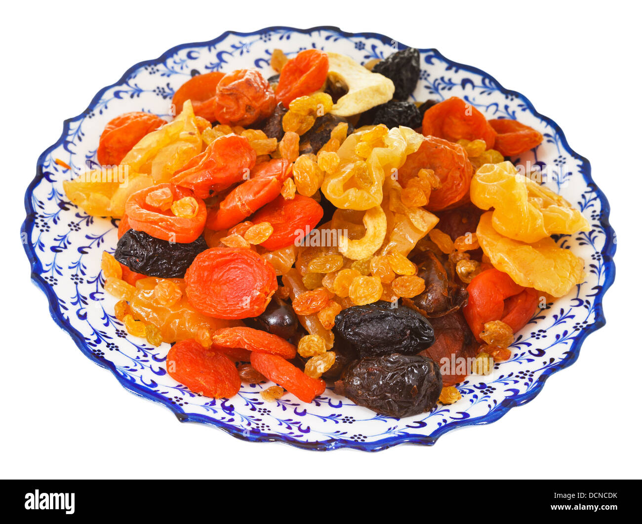 getrocknete Früchte auf arabische Platte isoliert auf weißem Hintergrund Stockfoto